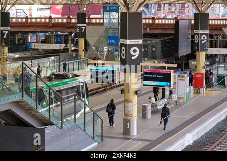 Bahnhof Perth mit Pendlern auf den Bahnsteigen. Ein Zug ist auf Bahnsteig 8. Die Strecke umfasst auch den neuen Airport Central Bahnhof. Westaustralien Stockfoto