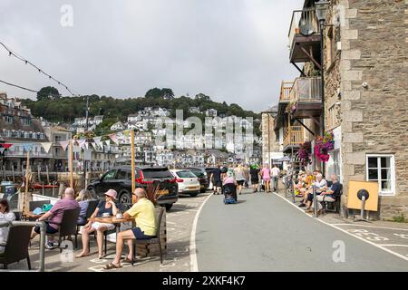 Looe Cornwall, kornische Hafenstadt beliebt für Urlaub und Urlaub, Blick auf den Kai, England, Großbritannien, 2023 Stockfoto