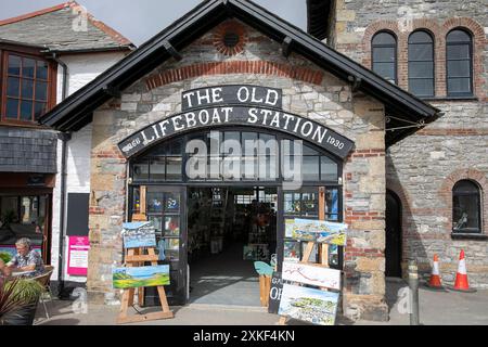 Die Old Lifeboat Station am Kai in der kornischen Stadt Looe, heute ein offenes Kunststudio und Souvenirladen, England, UK, 2023 Stockfoto