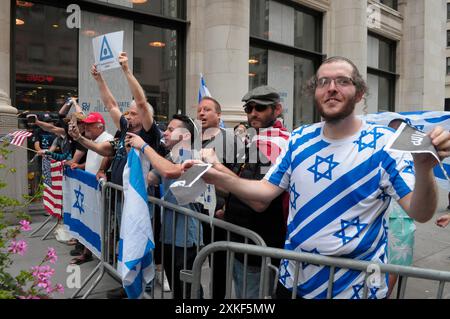 New York, USA. Juli 2024. Pro-israelische Demonstranten skandieren Slogans und schwenken israelische Fahnen in der Nähe einer pro-palästinensischen Kundgebung vor dem CUNY Graduate Center. Pro-palästinensische Demonstranten versammelten sich in Manhattan, New York City, um die City University of New York für ihre Verbindungen zu Unternehmen zu verurteilen, die mit Israel verbunden sind. Die Kundgebung begann vor dem CUNY Graduate Center. Von dort aus marschierten Demonstranten zu CUNYs Bürogebäude. Quelle: SOPA Images Limited/Alamy Live News Stockfoto