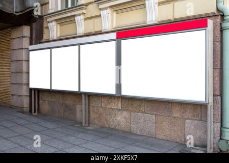 Mockup Des Werbetosters An Der Wand. Mehrere Leere Leuchtkästen Für Plakate Und Banner Stockfoto