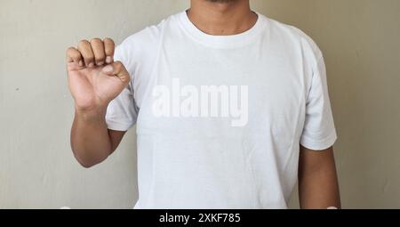 Abgeschnittene Aufnahme eines Mannes, der seine Hand hebt und mit Gebärdensprache den Buchstaben e zeigt Stockfoto