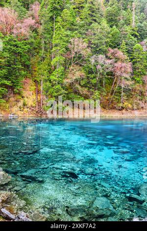 Blick auf den fünffarbigen Pool (der bunte Teich) Stockfoto