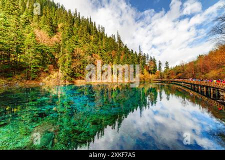 Blick auf den fünffarbigen Pool (der bunte Teich) Stockfoto