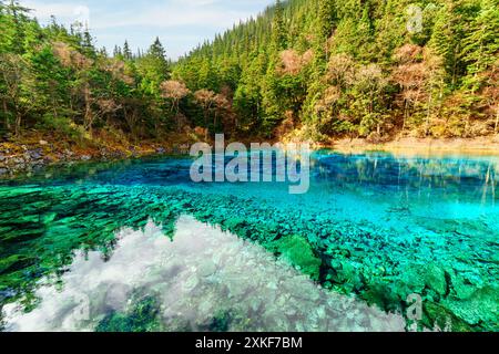 Blick auf den fünffarbigen Pool (der bunte Teich) Stockfoto