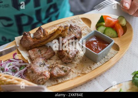 Köstliches gemischtes Kebab Fleisch Chopsteak Fleischspieß Lamm mit Gemüse Pfeffer Tomaten Zwiebeln in der Nähe von Brot Stockfoto