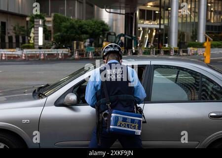 Tokio, Japan. Juli 2024. Ein japanischer Polizist spricht mit einem Fahrer in seinem Auto. (Credit Image: © Stanislav Kogiku/SOPA Images via ZUMA Press Wire) NUR REDAKTIONELLE VERWENDUNG! Nicht für kommerzielle ZWECKE! Stockfoto