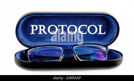 Ein Word PROTOCOL-Symbol auf der Innenseite des Brillengehäuses auf weißem Hintergrund Stockfoto