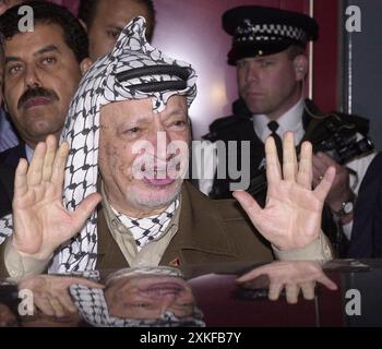 Aktenfoto vom 10/01 des palästinensischen Führers Yassir Arafat, der am Flughafen Heathrow in London eintrifft. Tony Blairs Regierung beschuldigte Israel, seine Truppen während eines großen militärischen Eindringens in die besetzte Westbank „außer Kontrolle geraten“ zu lassen, wie kürzlich veröffentlichte offizielle Akten zeigen. Dokumente, die vom Nationalarchiv in Kew im Westen Londons veröffentlicht wurden, zeigen die Verärgerung westlicher Verbündeter über die steigende Zahl palästinensischer Todesopfer, als die israelischen Streitkräfte das Hauptquartier des palästinensischen Führers Yasser Arafat belagerten. Ausgabedatum: Dienstag, 23. Juli 2024. Stockfoto