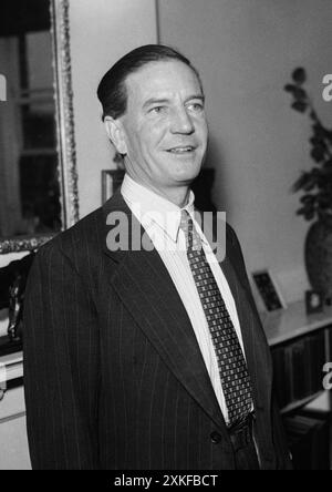 Aktenfoto vom 11/55 von Harold 'Kim' Philby, einem der Cambridge Ring der sowjetischen Spione. Die British Library wollte das persönliche Archiv des berüchtigten Doppelagenten Kim Philby in einem Deal im Wert von Zehntausenden Pfund an seine Witwe erwerben. Papiere, die vom Nationalarchiv in Kew veröffentlicht wurden, waren entsetzt über die Aussicht, dass eine Institution wie die Bibliothek Partei einer Vereinbarung sein könnte, die die Familie eines Mannes bereichern würde, dessen Verrat für unzählige Todesfälle von Agenten verantwortlich gemacht wurde. Ausgabedatum: Dienstag, 23. Juli 2024. Stockfoto