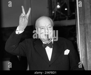 Das Aktenfoto von Sir Winston Churchill vom 09/54 gibt sein bekanntes „V“-Zeichen. Premierminister John Major wurde gewarnt, dass Sir Winston Churchills Privatarchiv aufgelöst werden könnte, wenn er nicht den Kauf mit Millionen Pfund an National Lottery-Geld genehmigte. Der Erwerb der Papiere des Führers aus der Kriegszeit im Jahr 1995 vom Churchill-Familienfonds für 12,5 Millionen Pfund war sehr umstritten – zum Teil, weil zu den Begünstigten auch sein Enkel, auch Winston Churchill genannt, gehörte, der ein sitzender Abgeordneter der Tory war. Ausgabedatum: Dienstag, 23. Juli 2024. Stockfoto