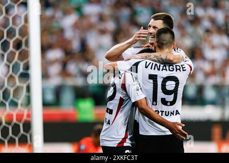 Warschau, Polen. Juli 2024. Die Spieler von Legia feiern, nachdem sie das PKO BP Ekstraklasa Spiel zwischen den Teams von Legia Warszawa und Zaglebie Lubin im Stadion Miejski Legii Warszawa gewonnen haben. Endpunktzahl 2:0 Credit: SOPA Images Limited/Alamy Live News Stockfoto