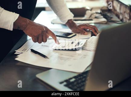 Friseur, Taschenrechner und Mann mit Dokumenten auf Laptop für Finanzplanung, Budget und Buchhaltung im Salon. Haarpflege, Kleinunternehmen und Friseur Stockfoto