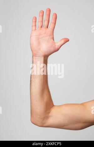 Mans Hand zeigt Zeichen auf grauem Hintergrund Stockfoto