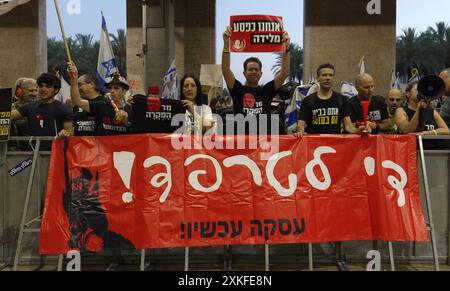 LOD, ISRAEL - 21. JULI: Anti-Regierungs- und Pro-Geiseln-Deal-Demonstranten halten Schilder und singen Slogans, während sie hinter einem Banner stehen, auf dem die Aufschrift "STOP Sabotage" während einer Demonstration gegen Premierminister Benjamin Netanjahus bevorstehenden Besuch in den USA am Flughafen Ben Gurion in der Nähe von Tel Aviv am 21. Juli 2024 in Lod, Israel steht. Die Demonstranten fordern Netanjahu auf, von einer Reise nach Washington Abstand zu nehmen, bis eine Vereinbarung mit der Hamas getroffen wurde, um die Rückkehr der israelischen Geiseln zu erleichtern, die in Gaza festgehalten wurden. Stockfoto