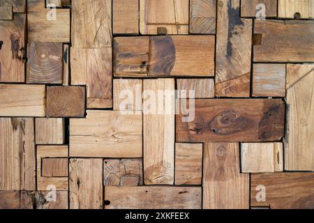 Einzigartige Wandverkleidung aus recyceltem Holz, die ein geometrisches Muster erzeugt Stockfoto