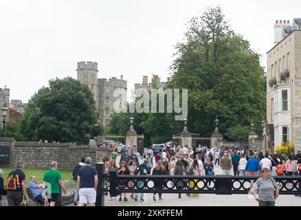 Windsor, Berkshire, Großbritannien. Juli 2024. Touristen vor Windsor Castle. Es war ein bedeckter Morgen in Windsor, Berkshire. Das Wetter wird sich in der nächsten Woche verbessern, da die Sonneneinstrahlung vorhergesagt wird. Kredit: Maureen McLean/Alamy Stockfoto