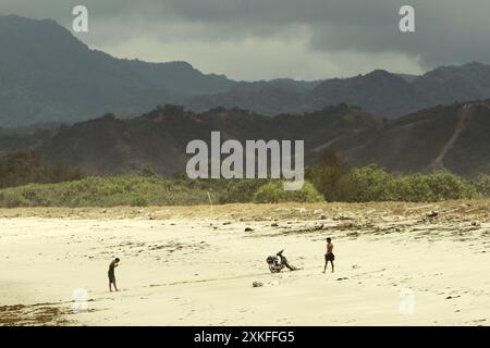 Sandstrand und Hügel sind von Kalala aus in Wula, Wula Waijelu, Ost Sumba, Ost Nusa Tenggara, Indonesien zu sehen. Stockfoto