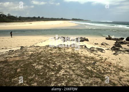 Blick auf einen Strand im Dorf Ratenggaro, Südwest-Sumba, Ost-Nusa-Tenggara, Indonesien. Stockfoto