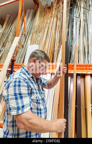 Título: Pensionierter hispanischer Mann in seinen 70ern wählte Holz, um im Laden zu kaufen, um sein Haus zu renovieren Stockfoto