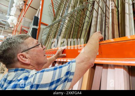 Título: Pensionierter hispanischer Mann in seinen 70ern wählte Holz, um im Laden zu kaufen, um sein Haus zu renovieren Stockfoto