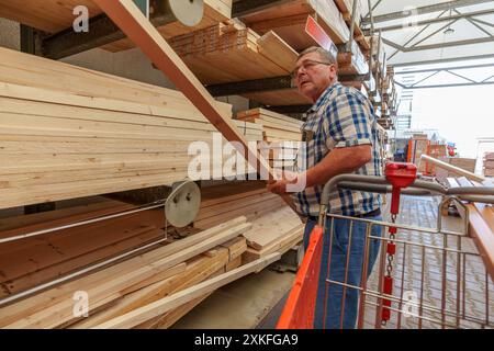 Título: Pensionierter hispanischer Mann in seinen 70ern wählte Holz, um im Laden zu kaufen, um sein Haus zu renovieren Stockfoto