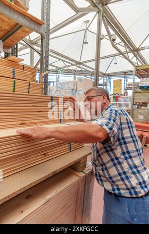 Título: Pensionierter hispanischer Mann in seinen 70ern wählte Holz, um im Laden zu kaufen, um sein Haus zu renovieren Stockfoto