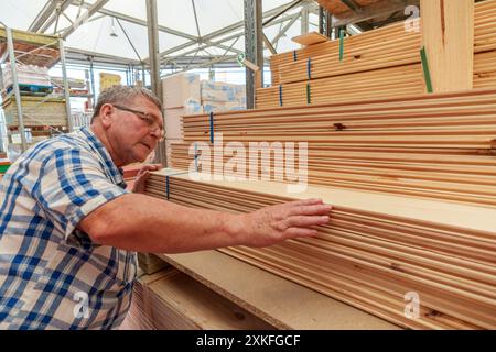 Título: Pensionierter hispanischer Mann in seinen 70ern wählte Holz, um im Laden zu kaufen, um sein Haus zu renovieren Stockfoto