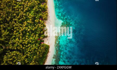 Ein Blick aus der Vogelperspektive auf Sumatras atemberaubende Küste, der den atemberaubenden Kontrast zwischen üppigen tropischen Wäldern und lebhaftem türkisfarbenem Wasser zeigt. Stockfoto