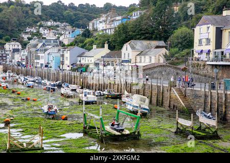 Looe Hafen bei Ebbe mit Hafenbett und Booten auf dem Bett, Cornwall, England, Großbritannien Stockfoto