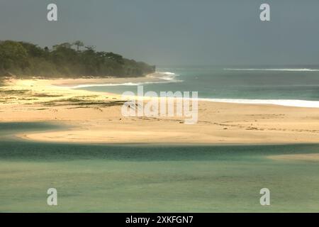 Blick auf einen Strand im Dorf Ratenggaro, Südwest-Sumba, Ost-Nusa-Tenggara, Indonesien. Stockfoto