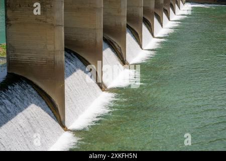 Aus dem Wasserkraftwerk freigegebenes Wasser. Bewegungsunschärfe und selektiver Fokus Stockfoto