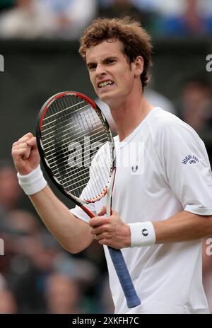 Dateifoto vom 06/08 von Andy Murray feiert den Sieg des ersten Satzes gegen Fabrice Santoro während der Wimbledon Championships 2008. Andy Murray wird sich nach den Olympischen Spielen in diesem Sommer in den Ruhestand setzen und in den sozialen Medien veröffentlichen, dass er für sein „letztes Tennisturnier überhaupt“ in Paris angekommen ist. Ausgabedatum: Dienstag, 23. Juli 2024. Stockfoto