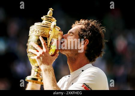 Dateifoto vom 10.07.2016 von Andy Murray hebt die Trophäe für Männer im Singles am 13. Tag der Wimbledon Championships im All England Lawn Tennis and Croquet Club, Wimbledon. Andy Murray wird sich nach den Olympischen Spielen in diesem Sommer in den Ruhestand setzen und in den sozialen Medien veröffentlichen, dass er für sein „letztes Tennisturnier überhaupt“ in Paris angekommen ist. Ausgabedatum: Dienstag, 23. Juli 2024. Stockfoto