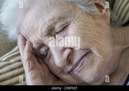Nahaufnahme faltiges Gesicht einer älteren Frau, die schläft Stockfoto