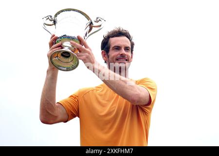 Dateifoto vom 11.06.2023 des britischen Andy Murray feiert mit der Trophäe nach dem Sieg im Men's Singles Final gegen Österreicher Jurij Rodionov am siebten Tag der Lexus Surbiton Trophy 2023. Andy Murray wird sich nach den Olympischen Spielen in diesem Sommer in den Ruhestand setzen und in den sozialen Medien veröffentlichen, dass er für sein „letztes Tennisturnier überhaupt“ in Paris angekommen ist. Ausgabedatum: Dienstag, 23. Juli 2024. Stockfoto