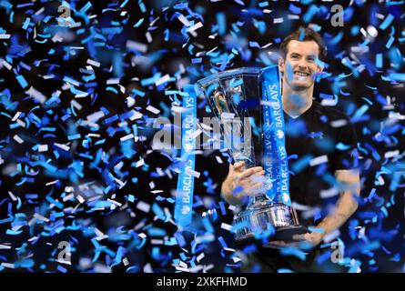 Dateifoto vom 20.11.2016 von Andy Murray in Aktion während des 8. Tages der Barclays ATP World Tour Finals im O2, London. Andy Murray wird sich nach den Olympischen Spielen in diesem Sommer in den Ruhestand setzen und in den sozialen Medien veröffentlichen, dass er für sein „letztes Tennisturnier überhaupt“ in Paris angekommen ist. Ausgabedatum: Dienstag, 23. Juli 2024. Stockfoto