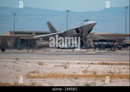 Eine F-22 Raptor startet während der Red Flag Übung auf der Nellis Air Force Base, Nevada, 19. Juli 2024. Red Flag bietet realistisches Training für unseren Air Stockfoto