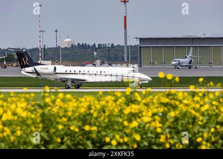 Stuttgart Airport STR EDDS mit Jet bei der Landung. REGISTRIERUNG: YL-ARE, UNION AVIATION, EMBRAER EMB-135BJ LEGACY 600. // 19.07.2024: Stuttgart, Baden-Württemberg, Deutschland, *** Stuttgart Airport STR EDDS mit Jet on Landung Registrierung YL ARE, UNION AVIATION, EMBRAER EMB 135BJ LEGACY 600 19 07 2024 Stuttgart, Baden Württemberg, Deutschland, Stockfoto