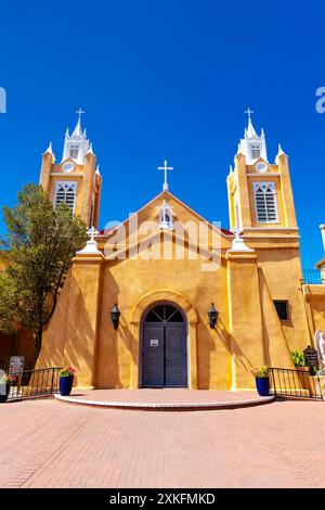 Außenansicht der Kirche San Felipe de Neri im spanischen Kolonialstil aus dem Jahr 1793 mit zwei Glockentürmen in der Altstadt von Albuquerque, New Mexico, USA Stockfoto