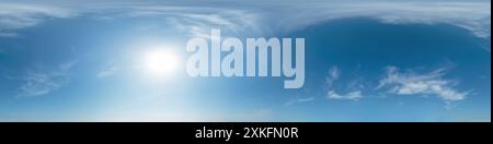 Blauer Sommerhimmel mit hellen Cirrus-Wolken. HDR 360 nahtloses sphärisches Panorama. Voller Zenit oder Himmelskuppel in 3D, Himmelsersatz für Antenne Stockfoto