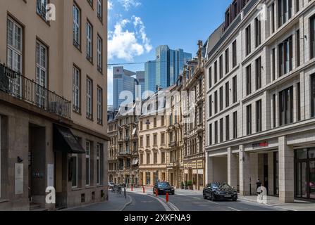 Die Hochstraße mit Blick auf historische Häuser und Wolkenkratzer in Frankfurt, Deutschland Stockfoto