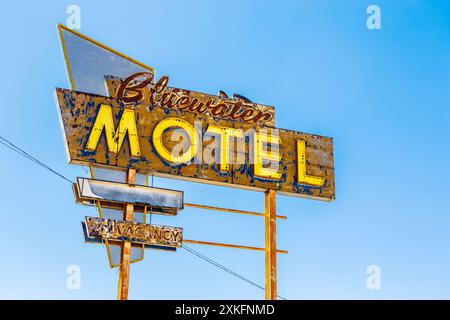 Schild für das inzwischen verfallene Bluewater Hotel, ein berühmter Teil der historischen Route 66, erbaut 1955, Bluewater, New Mexico, USA Stockfoto