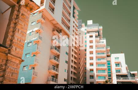 Urbane Szene mit modernen Hochhäusern mit Balkonen vor klarem Himmel. Ideal für Themen des urbanen Lebens, Stockfoto