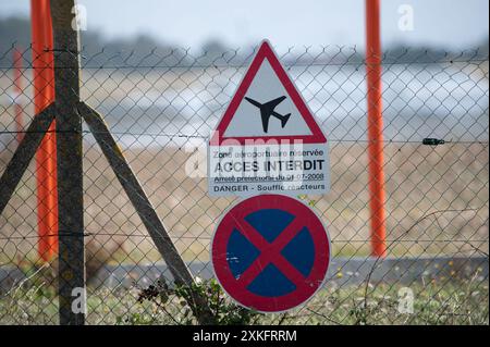 Abbildung eines Strandhintergrunds mit einem Schild, das darauf hinweist, dass Zutritt zu eingeschränkten Bereichen verboten ist Stockfoto