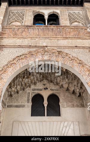 Alte Funduk Corral del Carbón , al-fundaq al-yadida, ein spitzer Hufeisenbogen aus gewellten Ziegeln, mit Albanegas von Atariques in Gips, 14. Jahrhundert, Granada, Andalusien, Spanien. Stockfoto