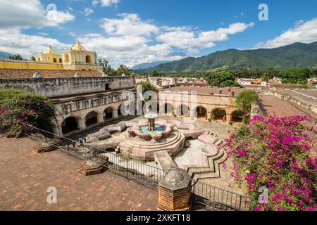 Pescados-Brunnen aus dem 18. Jahrhundert, im Kreuzgang des Mercedarienklosters, Ultrabarroco guatemalteco, XVI Jahrhundert, Antigua Guatemala, Departement Sacatepéquez, Guatemala. Stockfoto