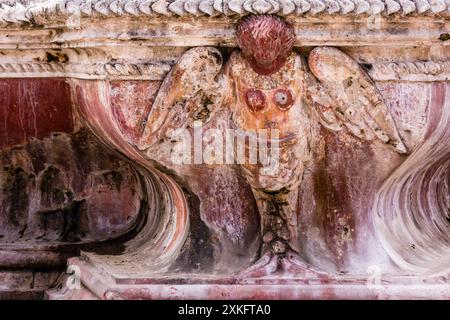 Pescados-Brunnen aus dem 18. Jahrhundert, im Kreuzgang des Mercedarienklosters, Ultrabarroco guatemalteco, XVI Jahrhundert, Antigua Guatemala, Departement Sacatepéquez, Guatemala. Stockfoto