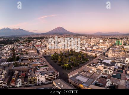 Arequipa, Peru: Panoramablick auf die Plaza de Armas in der kolonialen Altstadt von Arequipa mit der Basilika Kathedrale und dem vulkan Misti und Chachani Stockfoto