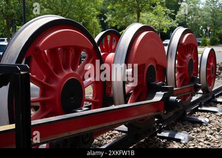 Nahaufnahme von roten und schwarzen Eisenbahnrädern, die ein Stück Eisenbahngeschichte darstellen. Stockfoto